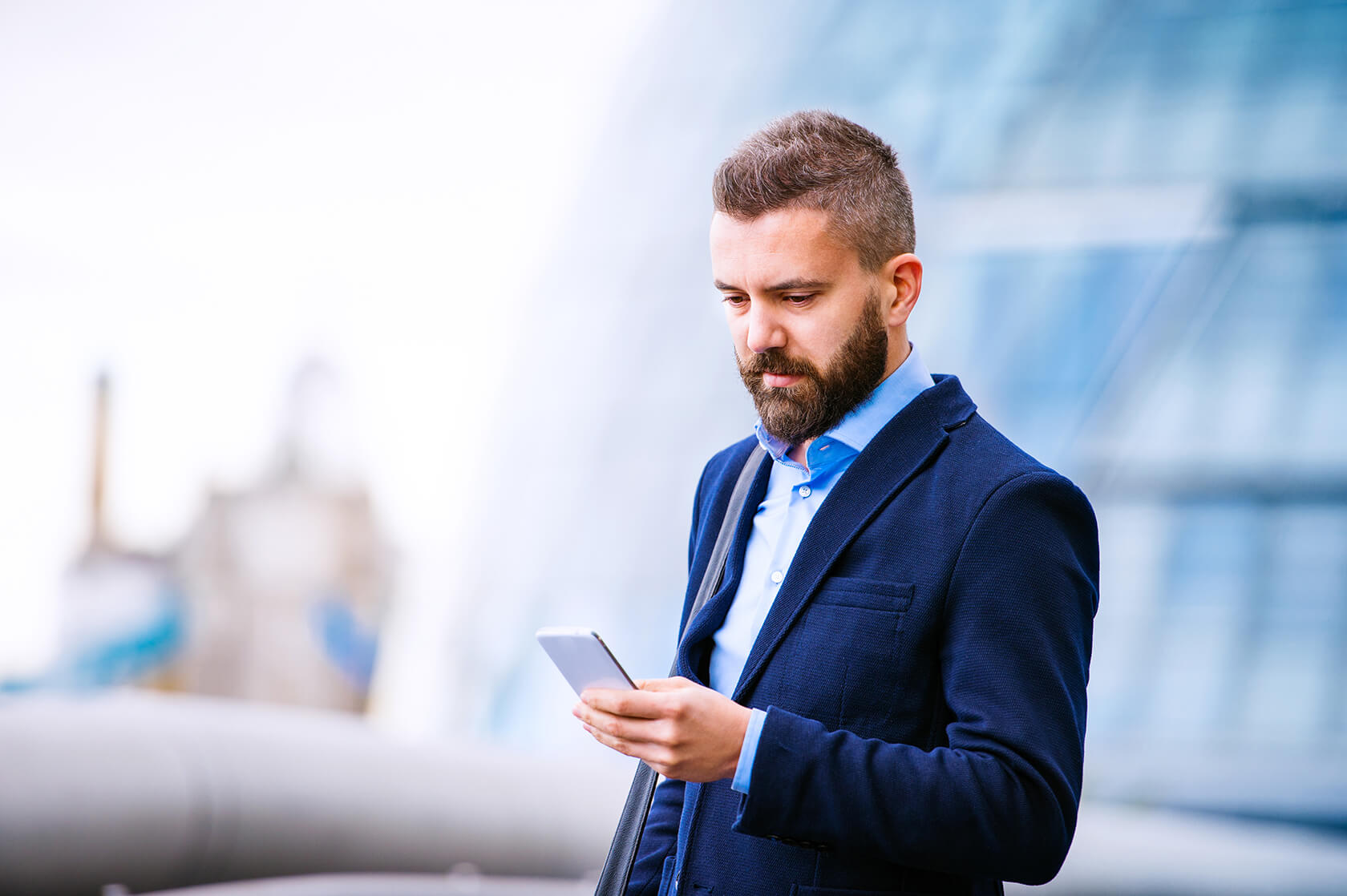 hipster-manager-with-smart-phone-london-city-hall-PBBAF8T